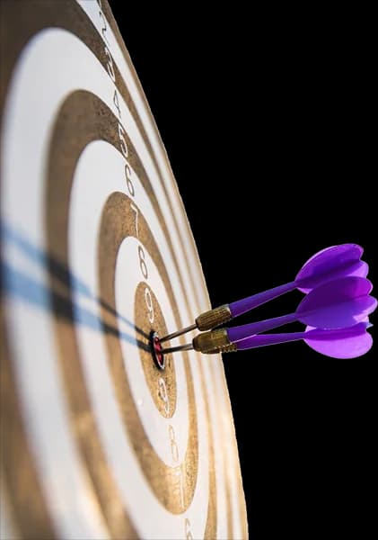 Des flèches violettes atteignent le centre d’une cible